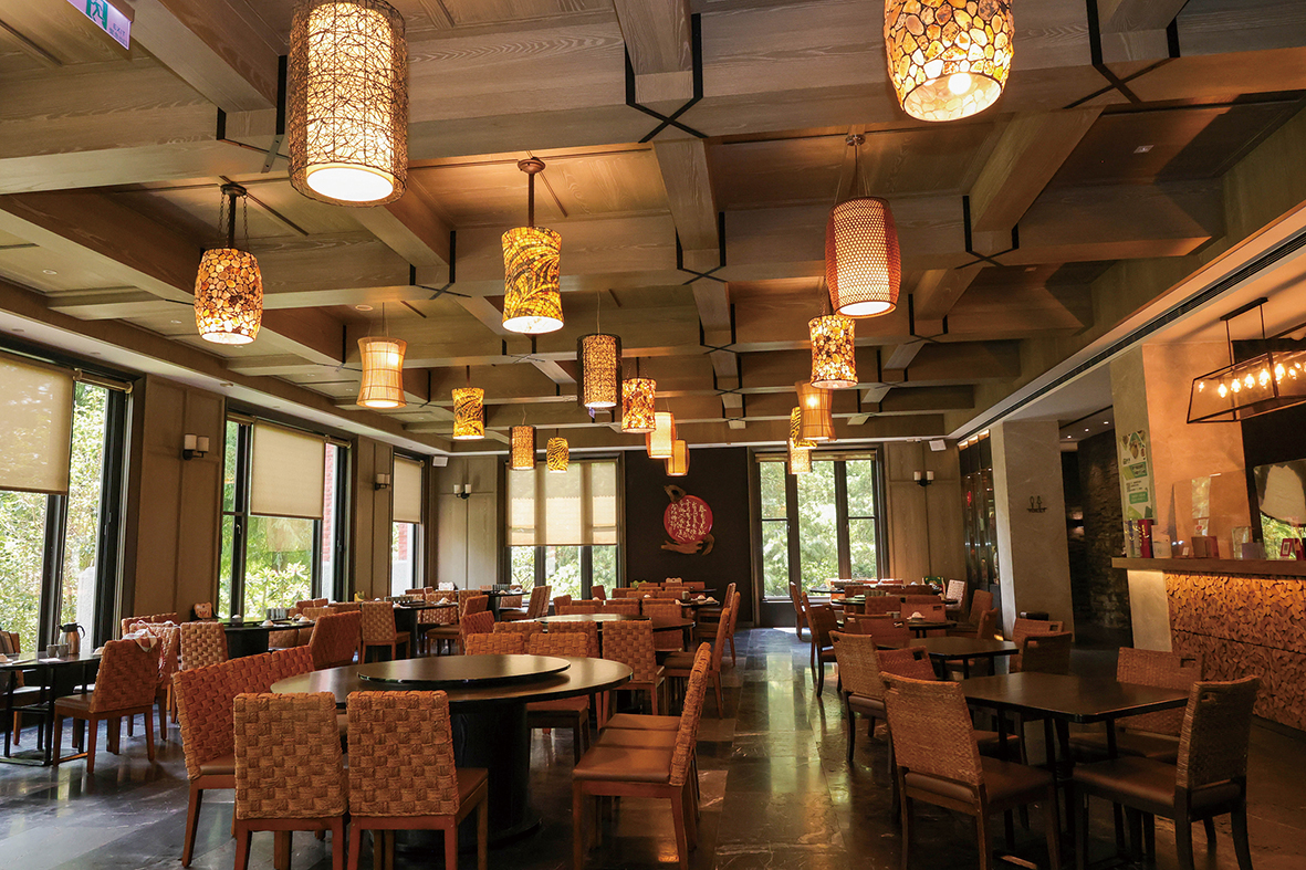 餐廳內挑高的空間，搭配古色古香的燈飾，溫馨典雅。